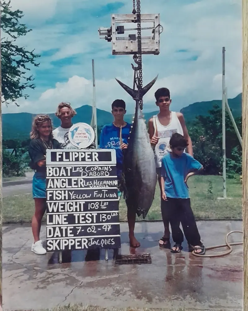 Photo de 1997 : un thon jaune de 108 livres au quai de pesée, avec un groupe de jeunes pêcheurs