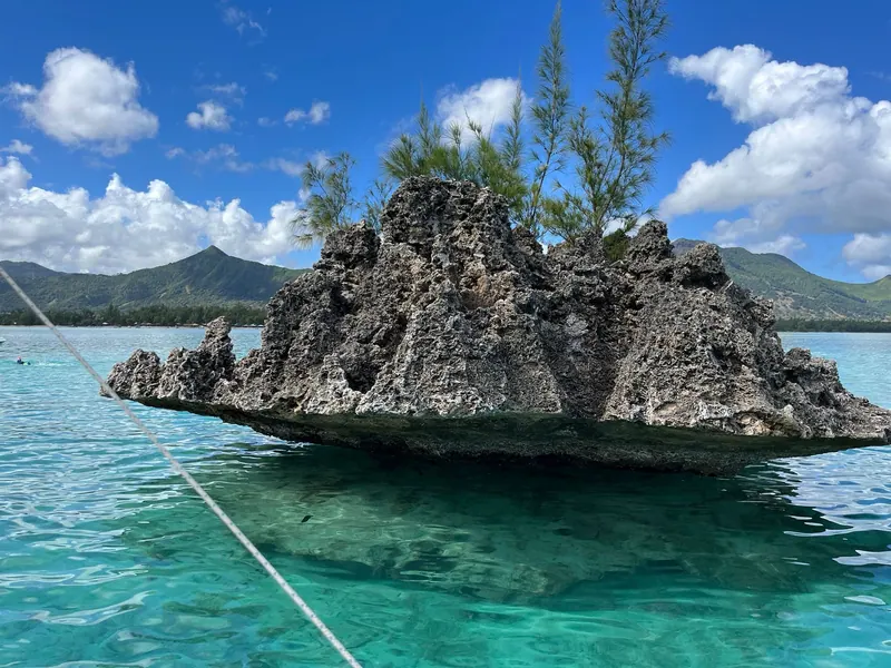 Crystal Rock, le rocher posé sur le lagon turquoise, au large du Morne