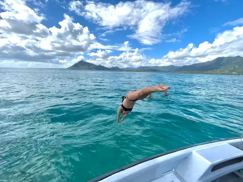 Plongeon depuis FreeDom dans le lagon, Le Morne au loin