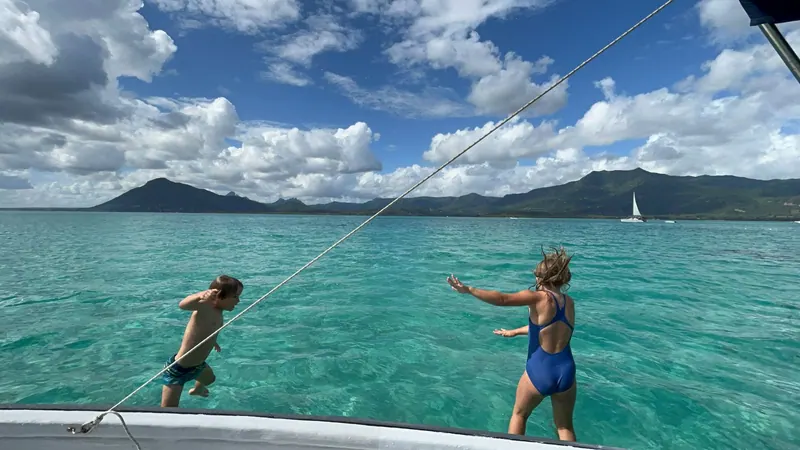 Deux passagers sautent du bateau dans le lagon