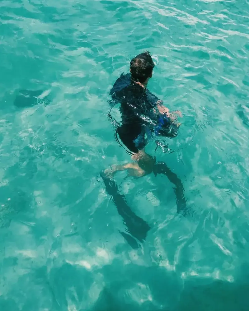 Snorkeling dans l’eau turquoise du lagon