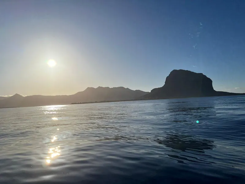 Le soleil bas sur la mer, la silhouette du Morne à l’horizon